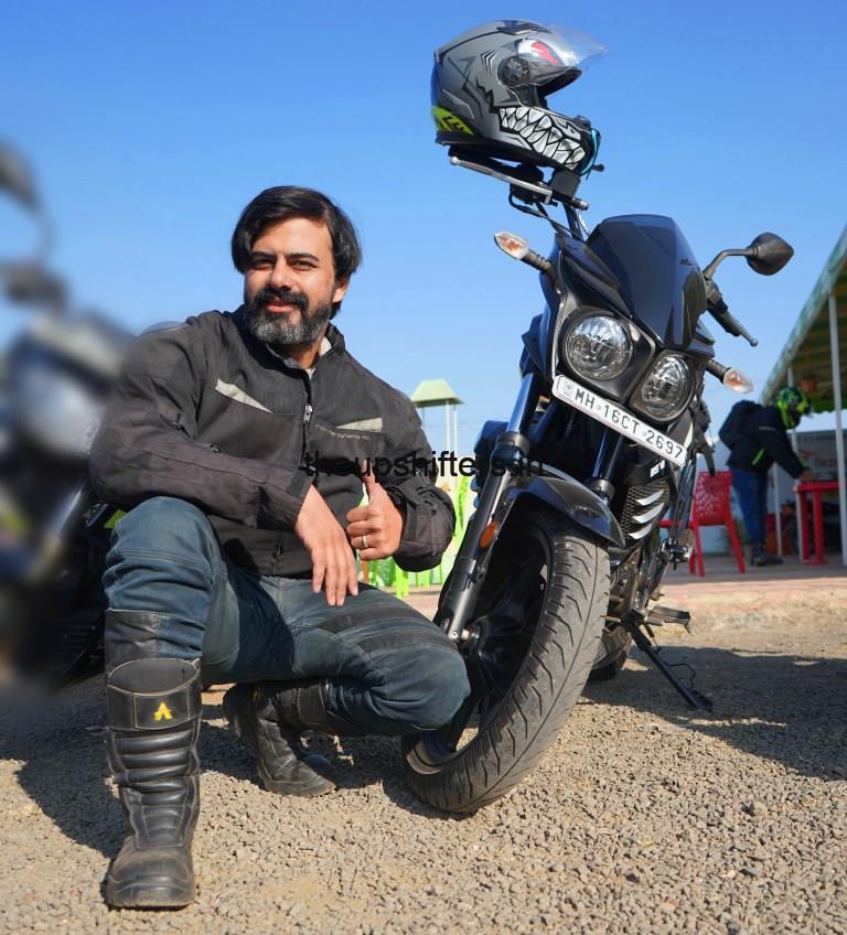 Mahindra Mojo 300 ABS BS6 Pearl Black Review - The Best of the Basics? 3 Mahindra Mojo300ABS BSVI Black Pearl front view